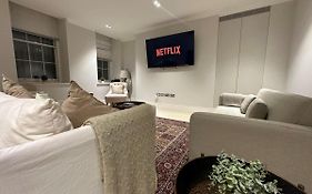 Sg, Chic Covent Garden Apartment